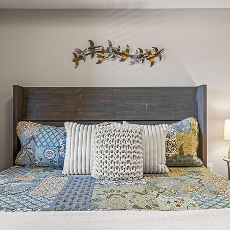 Spring Creek Luxury King One Bedroom At White Spruce Lodge Канмор Екстериор снимка