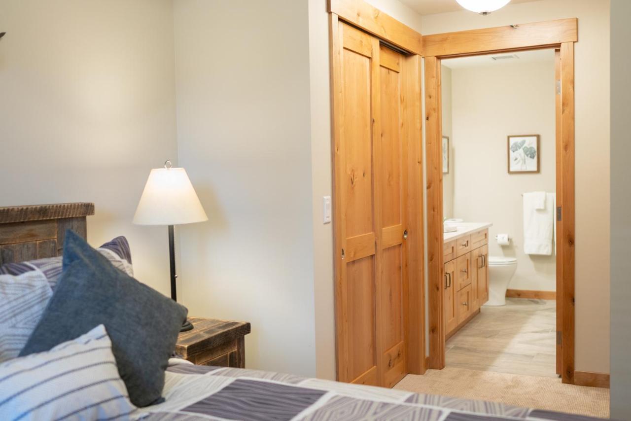 Spring Creek Luxury King One Bedroom At White Spruce Lodge Канмор Екстериор снимка