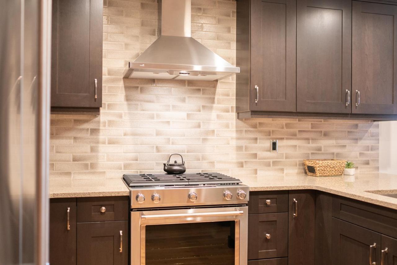 Spring Creek Luxury King One Bedroom At White Spruce Lodge Канмор Екстериор снимка
