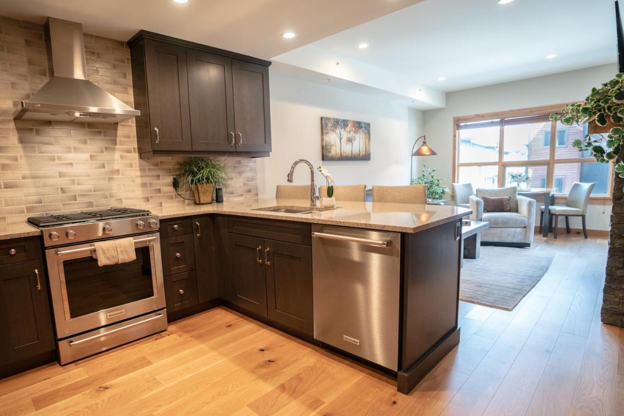 Spring Creek Luxury King One Bedroom At White Spruce Lodge Канмор Екстериор снимка