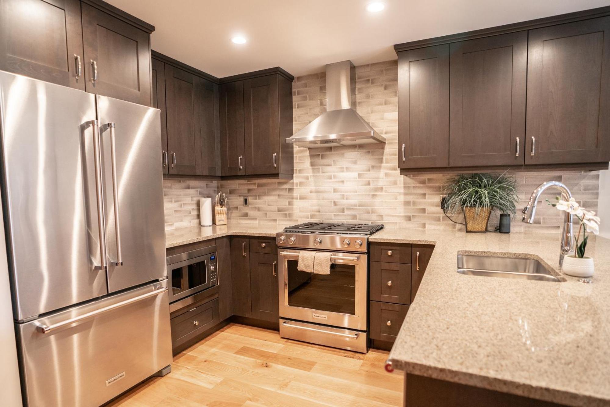 Spring Creek Luxury King One Bedroom At White Spruce Lodge Канмор Екстериор снимка
