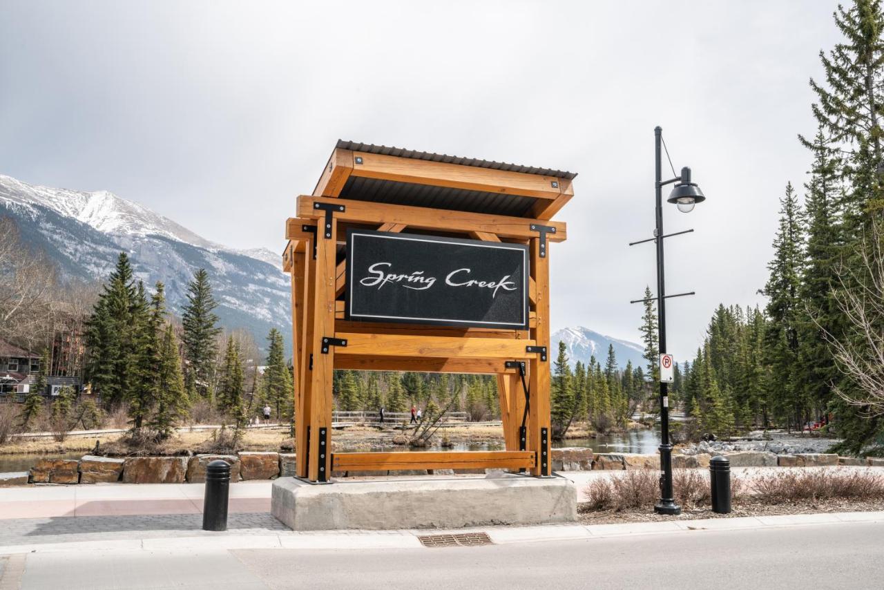 Spring Creek Luxury King One Bedroom At White Spruce Lodge Канмор Екстериор снимка