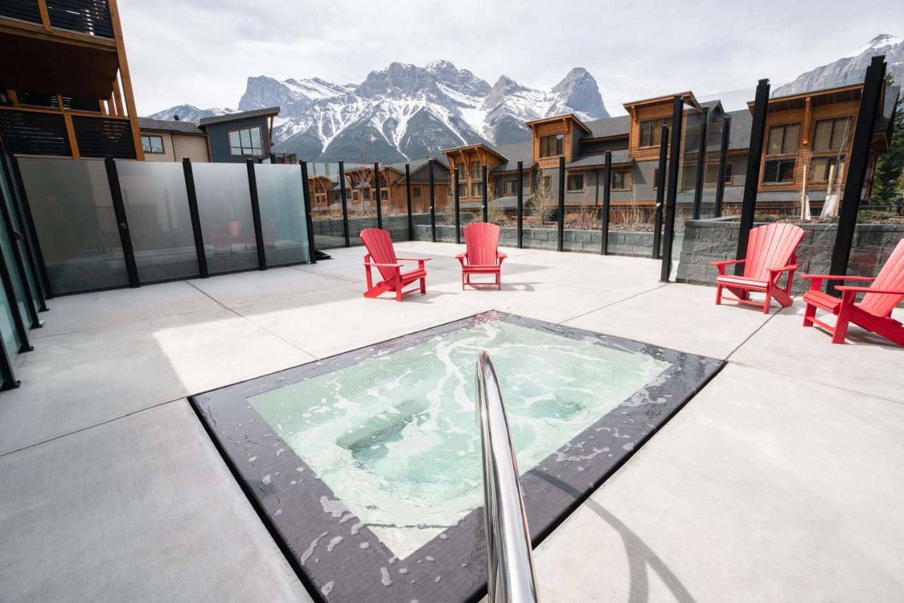 Spring Creek Luxury King One Bedroom At White Spruce Lodge Канмор Екстериор снимка