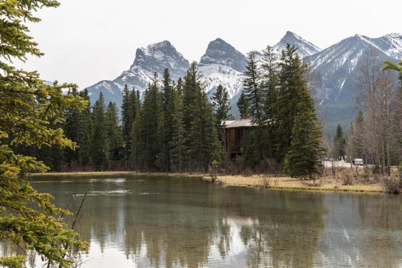 Spring Creek Luxury King One Bedroom At White Spruce Lodge Канмор Екстериор снимка
