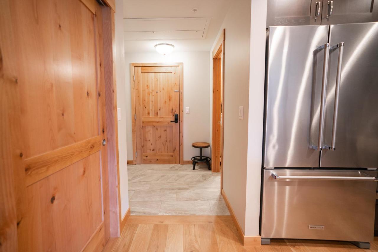 Spring Creek Luxury King One Bedroom At White Spruce Lodge Канмор Екстериор снимка