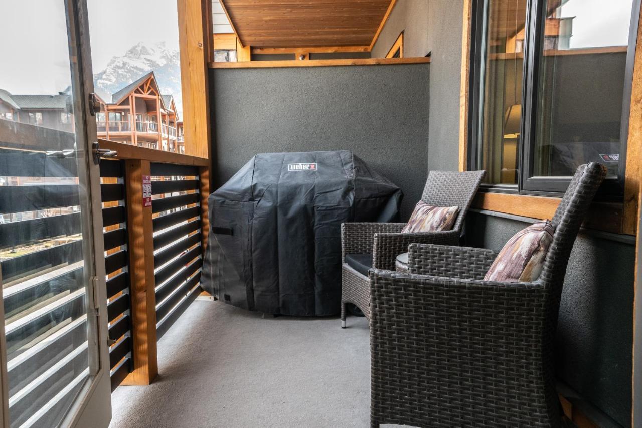 Spring Creek Luxury King One Bedroom At White Spruce Lodge Канмор Екстериор снимка
