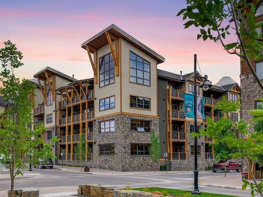 Spring Creek Luxury King One Bedroom At White Spruce Lodge Канмор Екстериор снимка