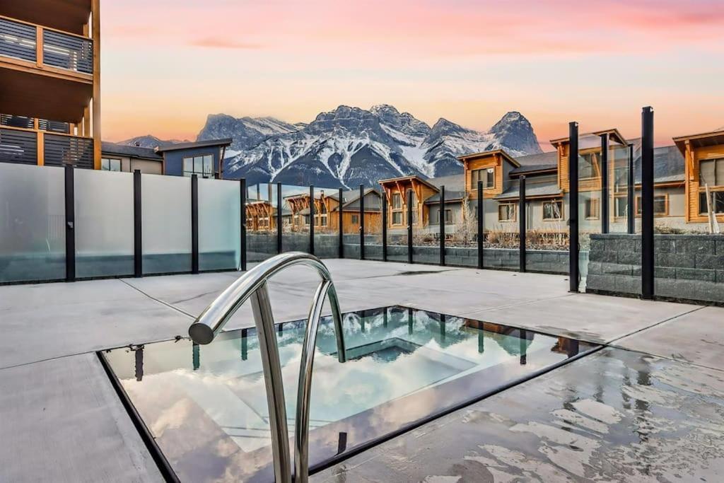 Spring Creek Luxury King One Bedroom At White Spruce Lodge Канмор Екстериор снимка