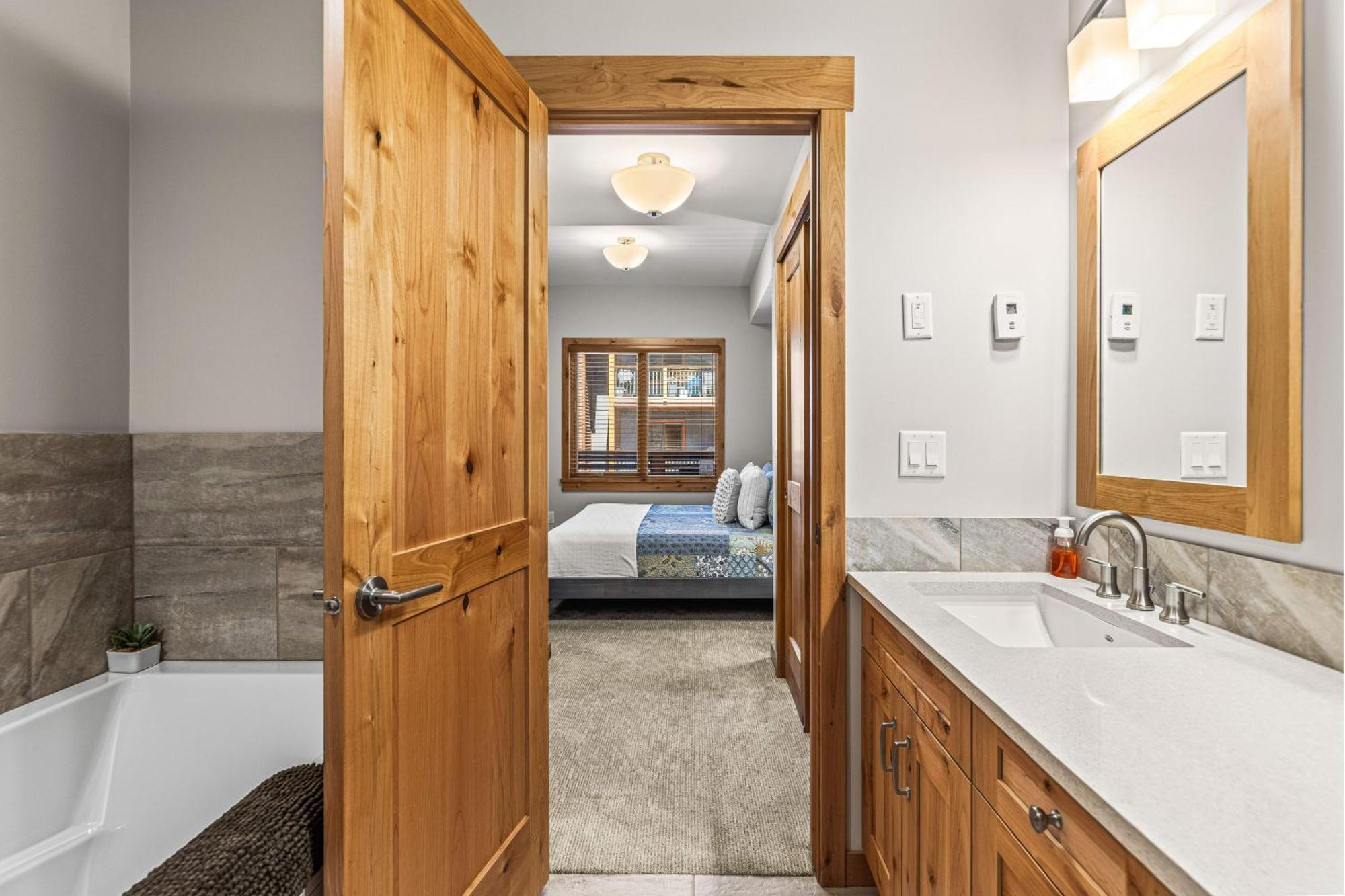 Spring Creek Luxury King One Bedroom At White Spruce Lodge Канмор Екстериор снимка