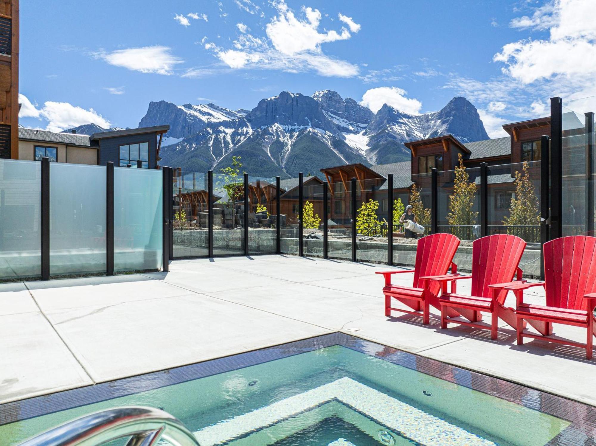 Spring Creek Luxury King One Bedroom At White Spruce Lodge Канмор Екстериор снимка