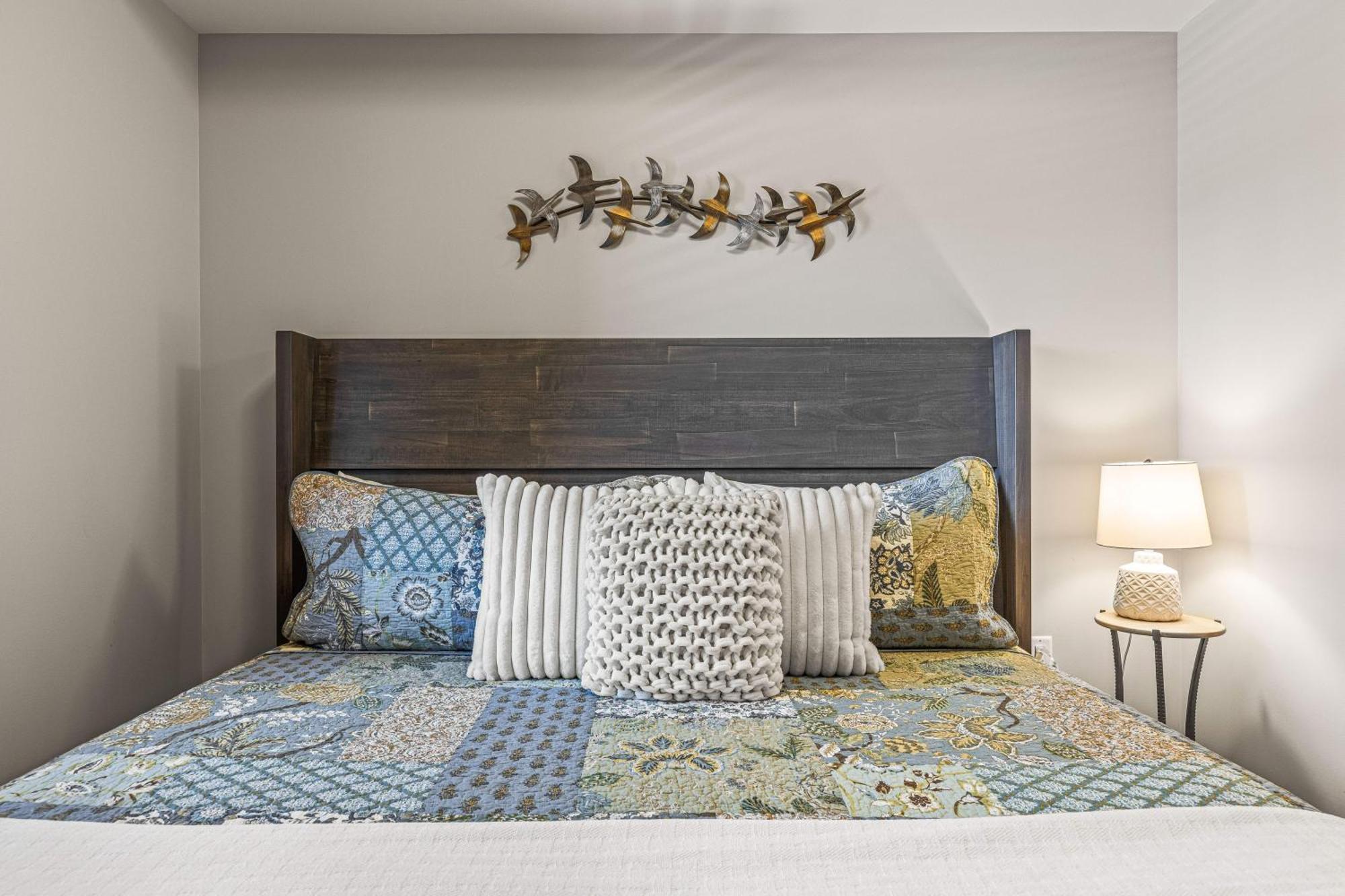 Spring Creek Luxury King One Bedroom At White Spruce Lodge Канмор Екстериор снимка