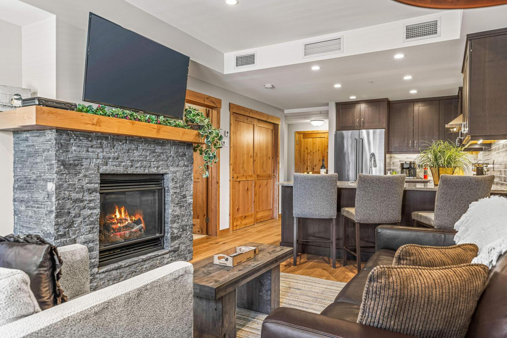 Spring Creek Luxury King One Bedroom At White Spruce Lodge Канмор Екстериор снимка