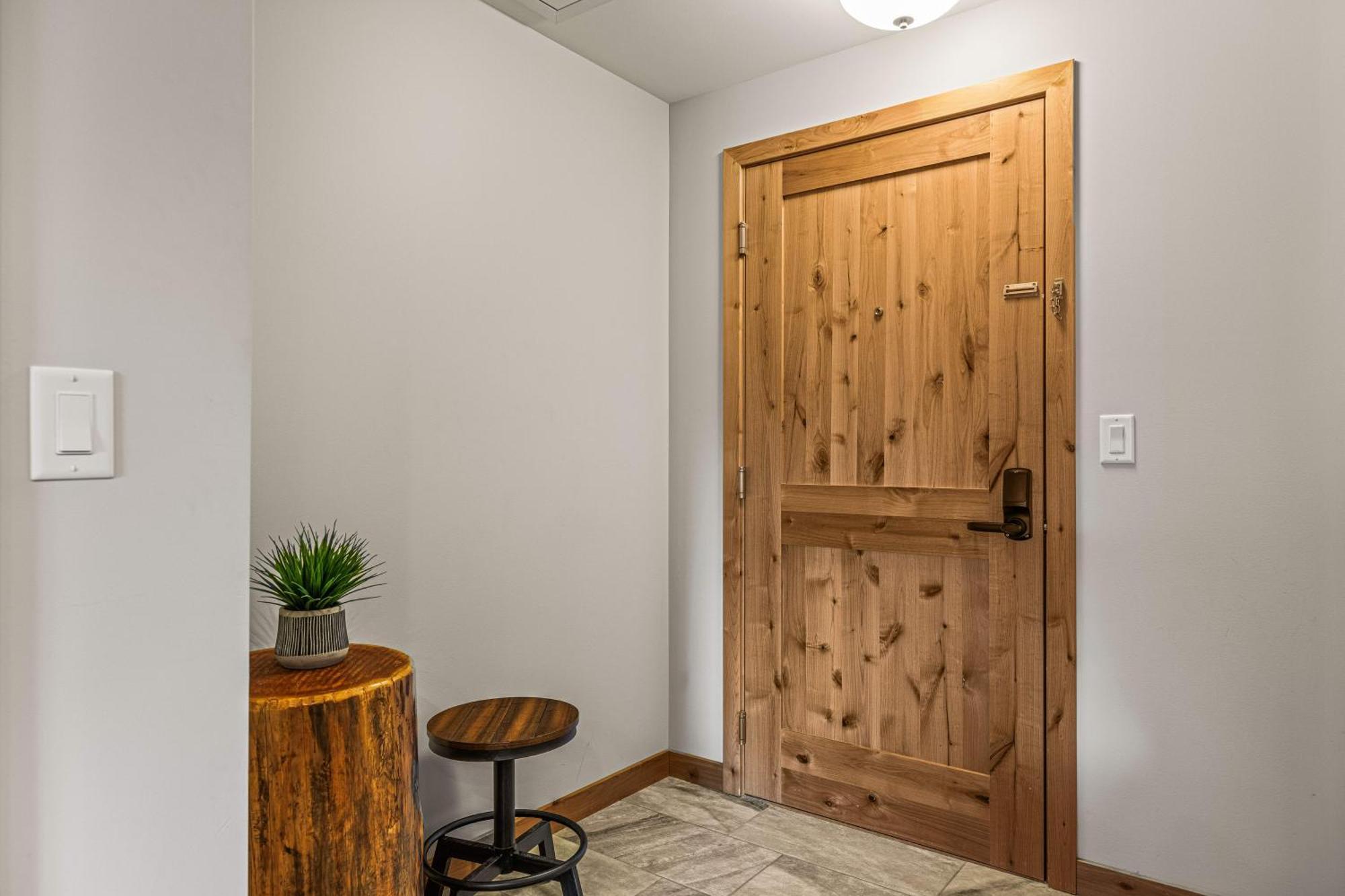 Spring Creek Luxury King One Bedroom At White Spruce Lodge Канмор Екстериор снимка