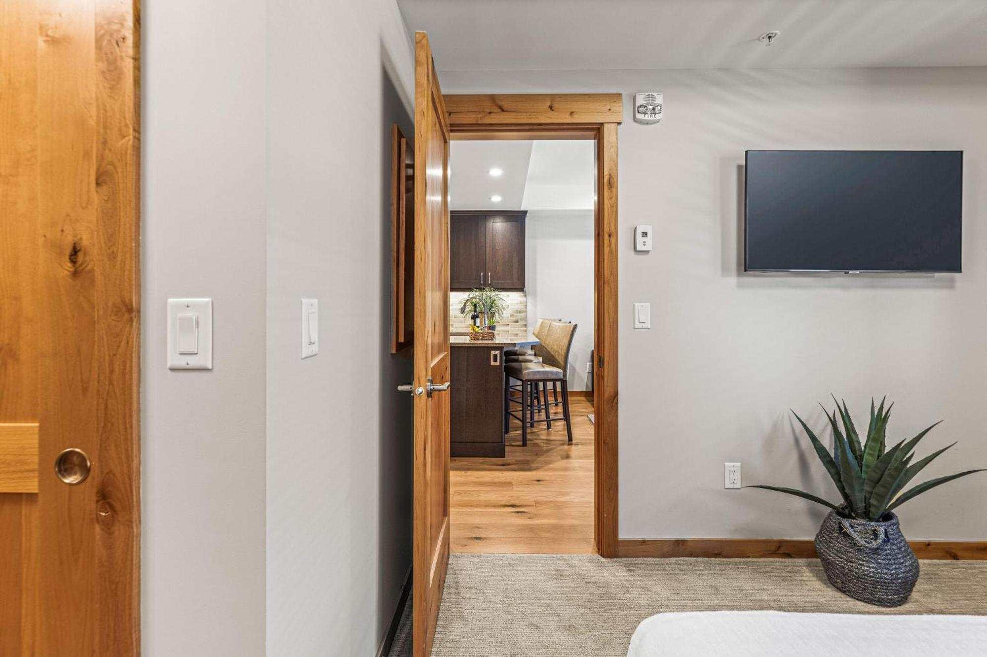 Spring Creek Luxury King One Bedroom At White Spruce Lodge Канмор Екстериор снимка