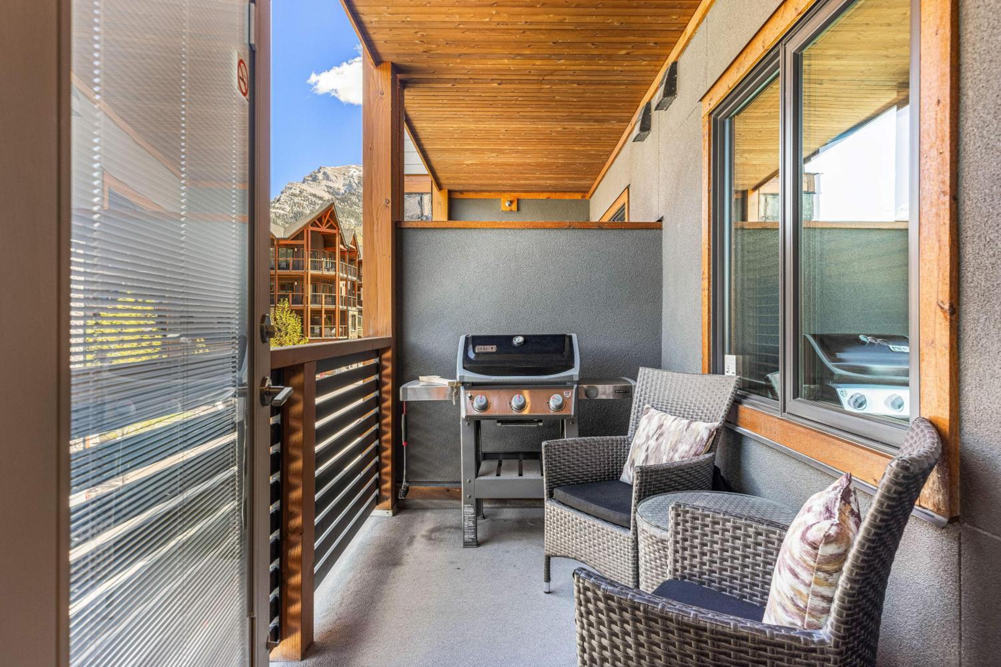 Spring Creek Luxury King One Bedroom At White Spruce Lodge Канмор Екстериор снимка