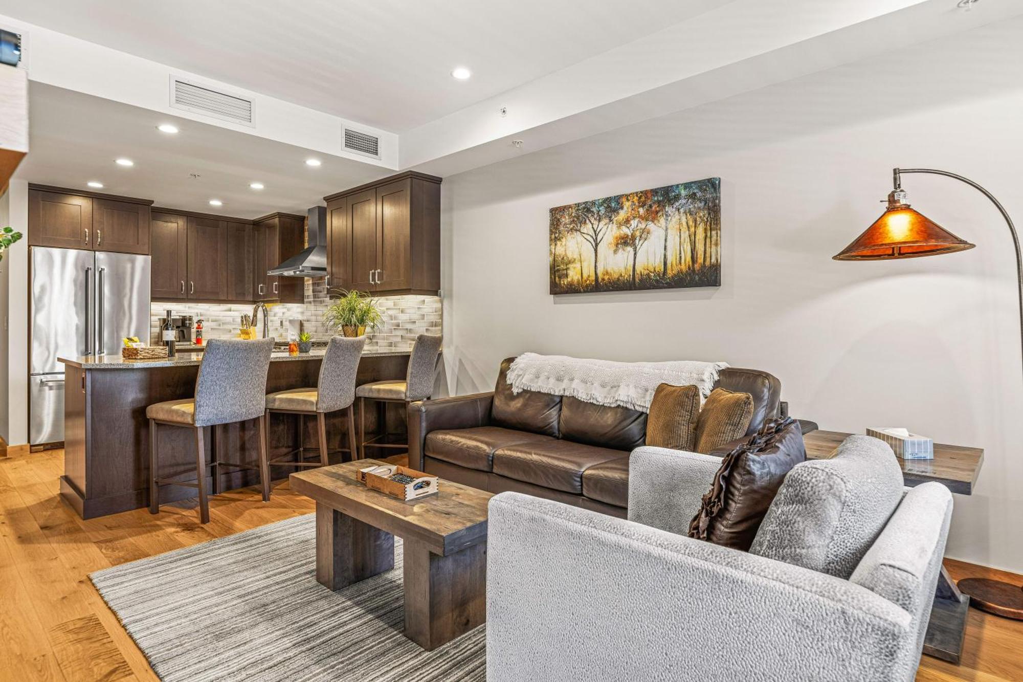 Spring Creek Luxury King One Bedroom At White Spruce Lodge Канмор Екстериор снимка