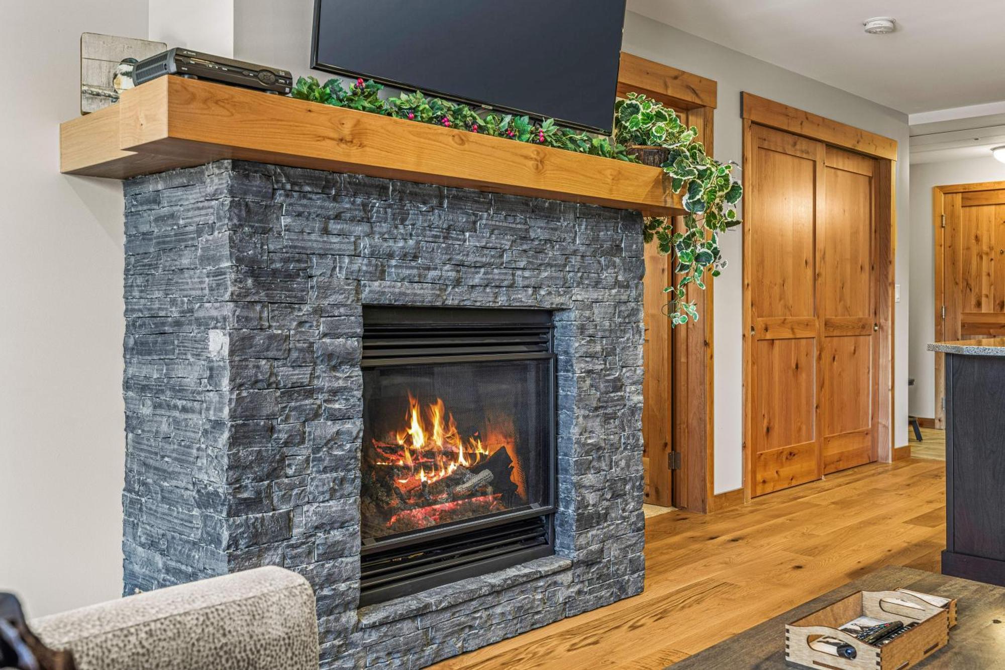 Spring Creek Luxury King One Bedroom At White Spruce Lodge Канмор Екстериор снимка