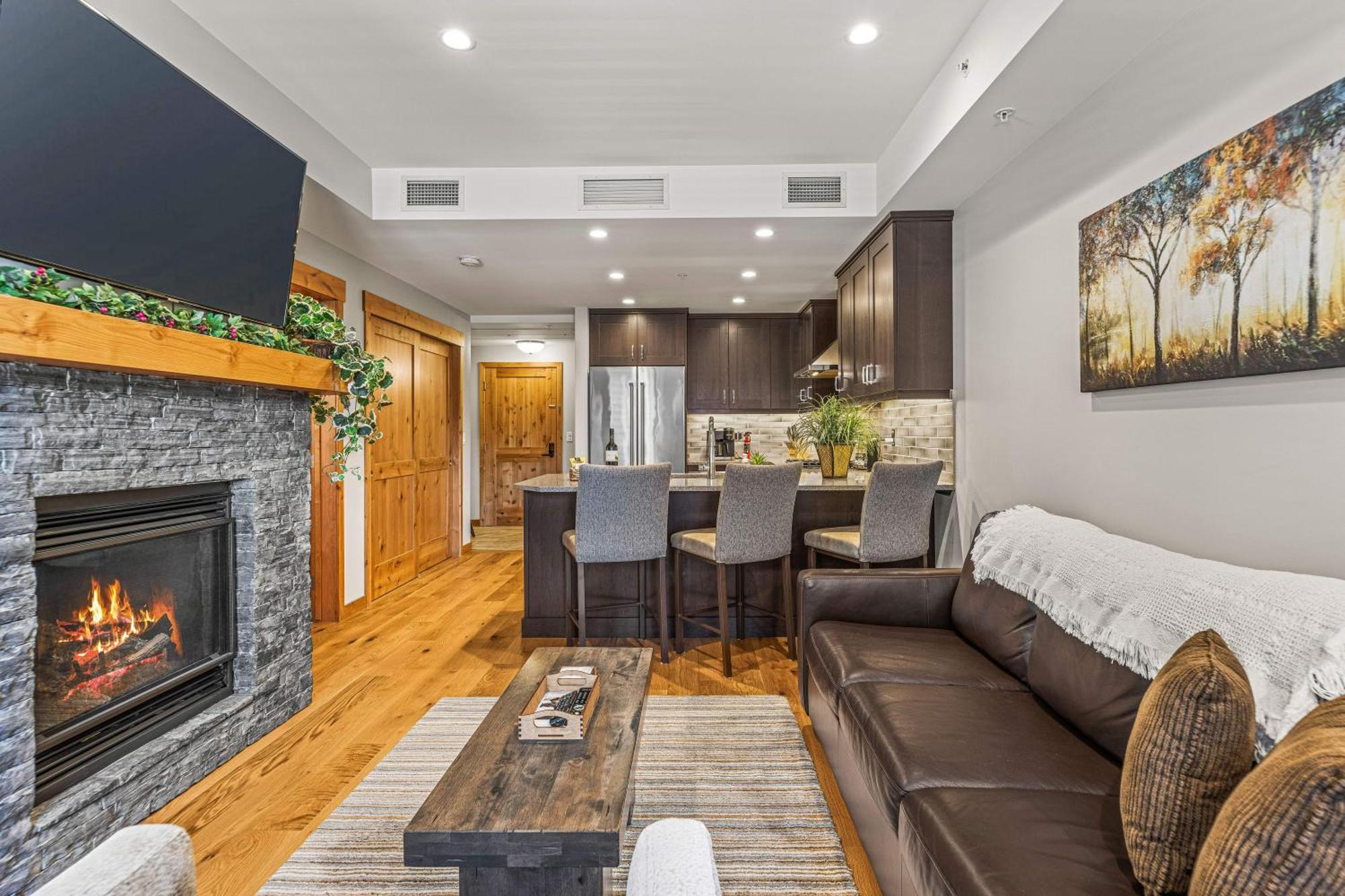 Spring Creek Luxury King One Bedroom At White Spruce Lodge Канмор Екстериор снимка