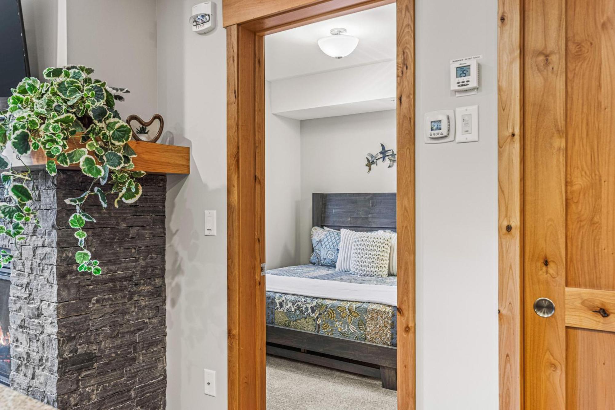 Spring Creek Luxury King One Bedroom At White Spruce Lodge Канмор Екстериор снимка
