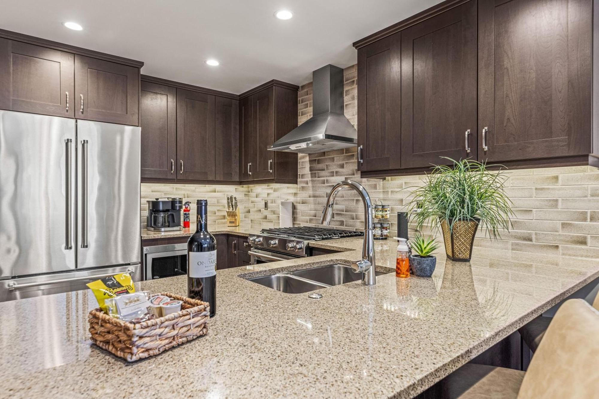 Spring Creek Luxury King One Bedroom At White Spruce Lodge Канмор Екстериор снимка