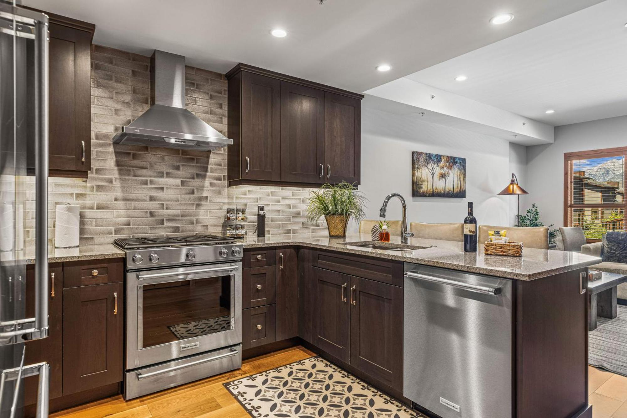Spring Creek Luxury King One Bedroom At White Spruce Lodge Канмор Екстериор снимка