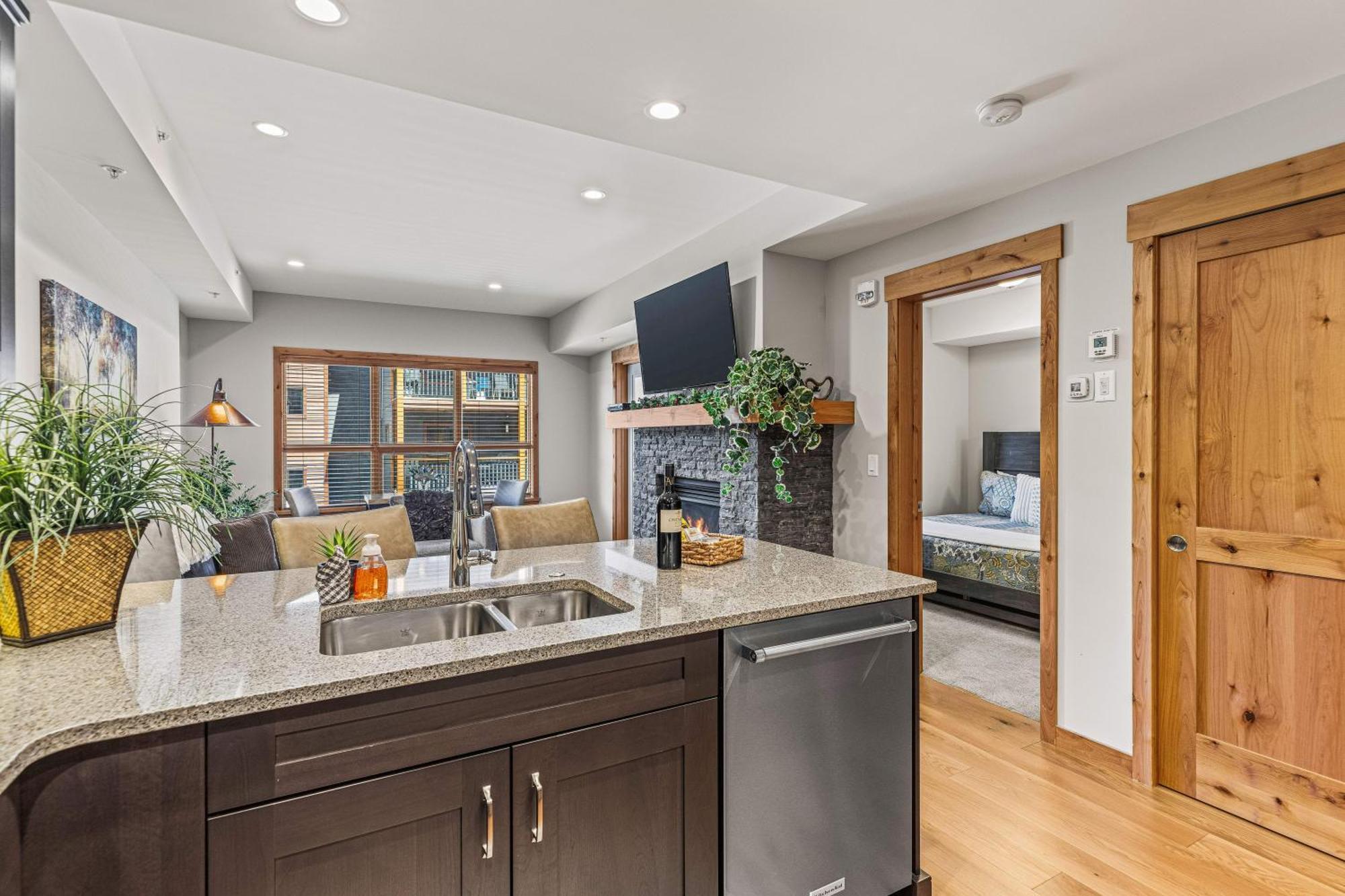 Spring Creek Luxury King One Bedroom At White Spruce Lodge Канмор Екстериор снимка