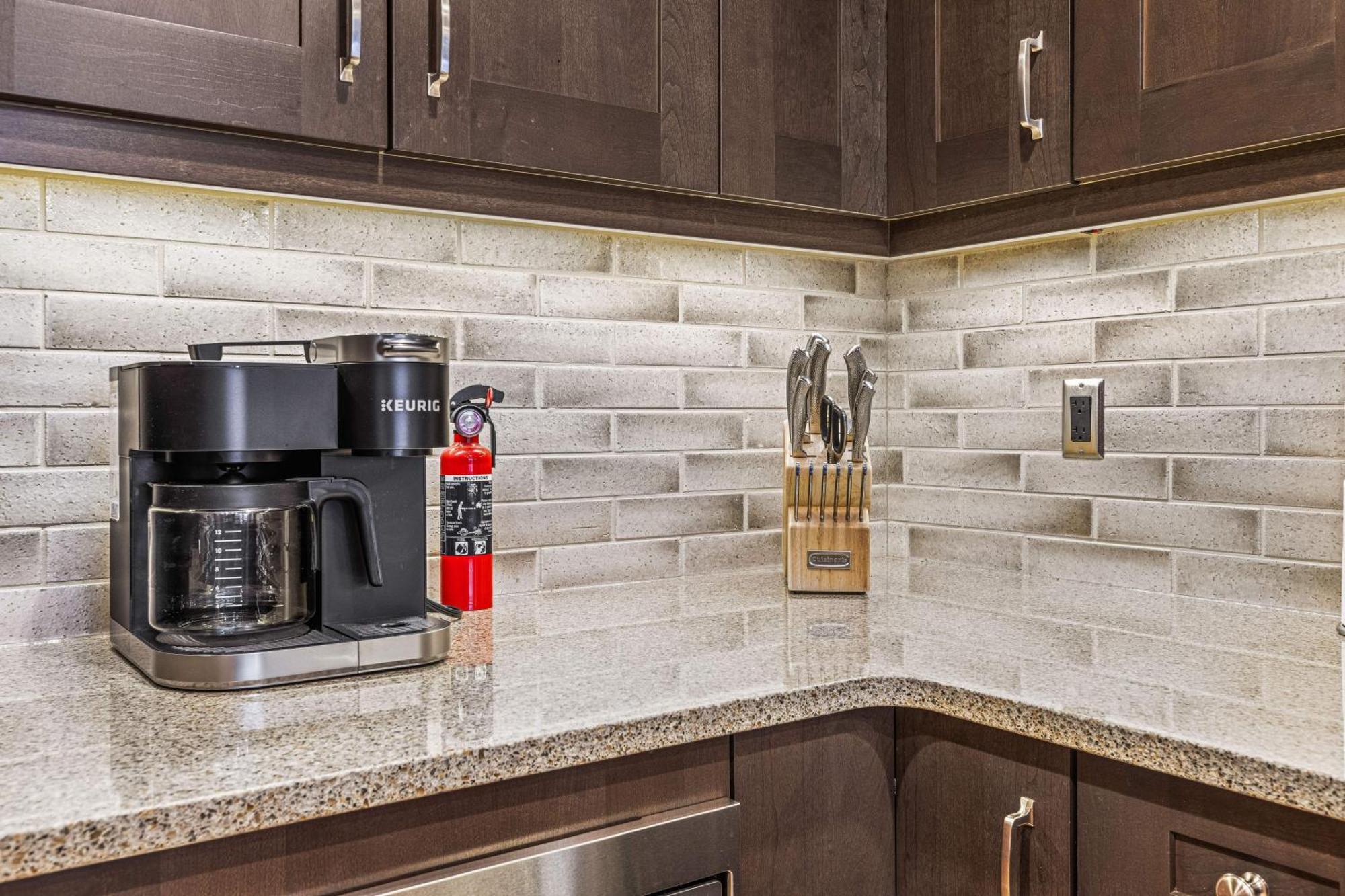 Spring Creek Luxury King One Bedroom At White Spruce Lodge Канмор Екстериор снимка