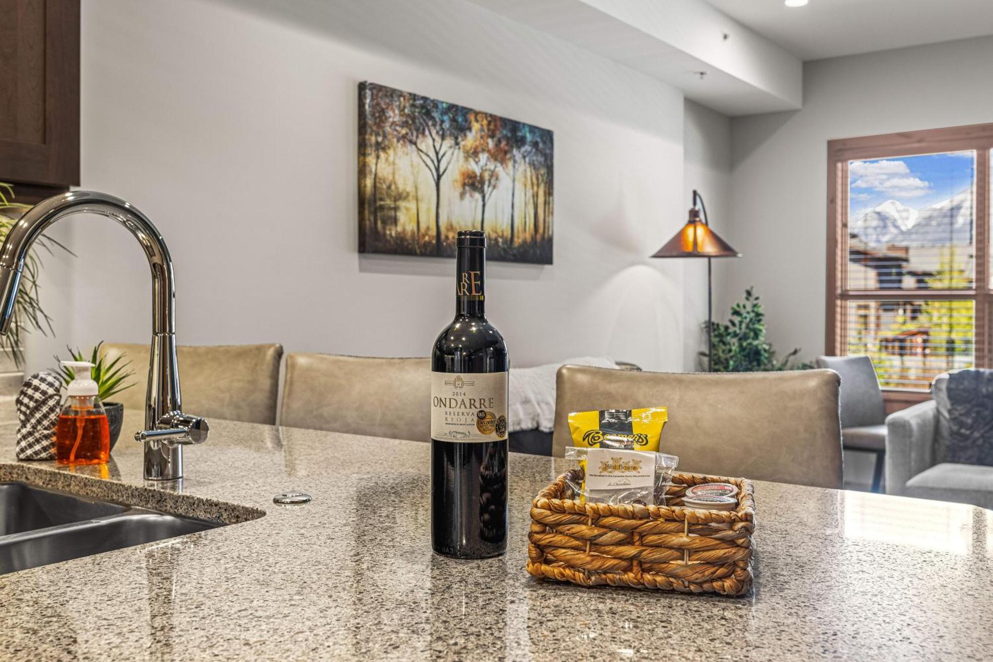 Spring Creek Luxury King One Bedroom At White Spruce Lodge Канмор Екстериор снимка
