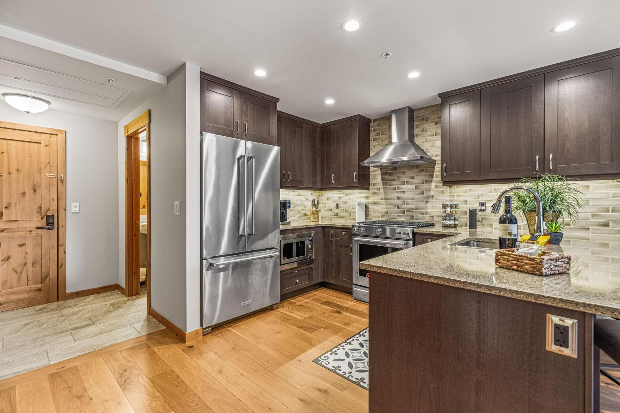 Spring Creek Luxury King One Bedroom At White Spruce Lodge Канмор Екстериор снимка
