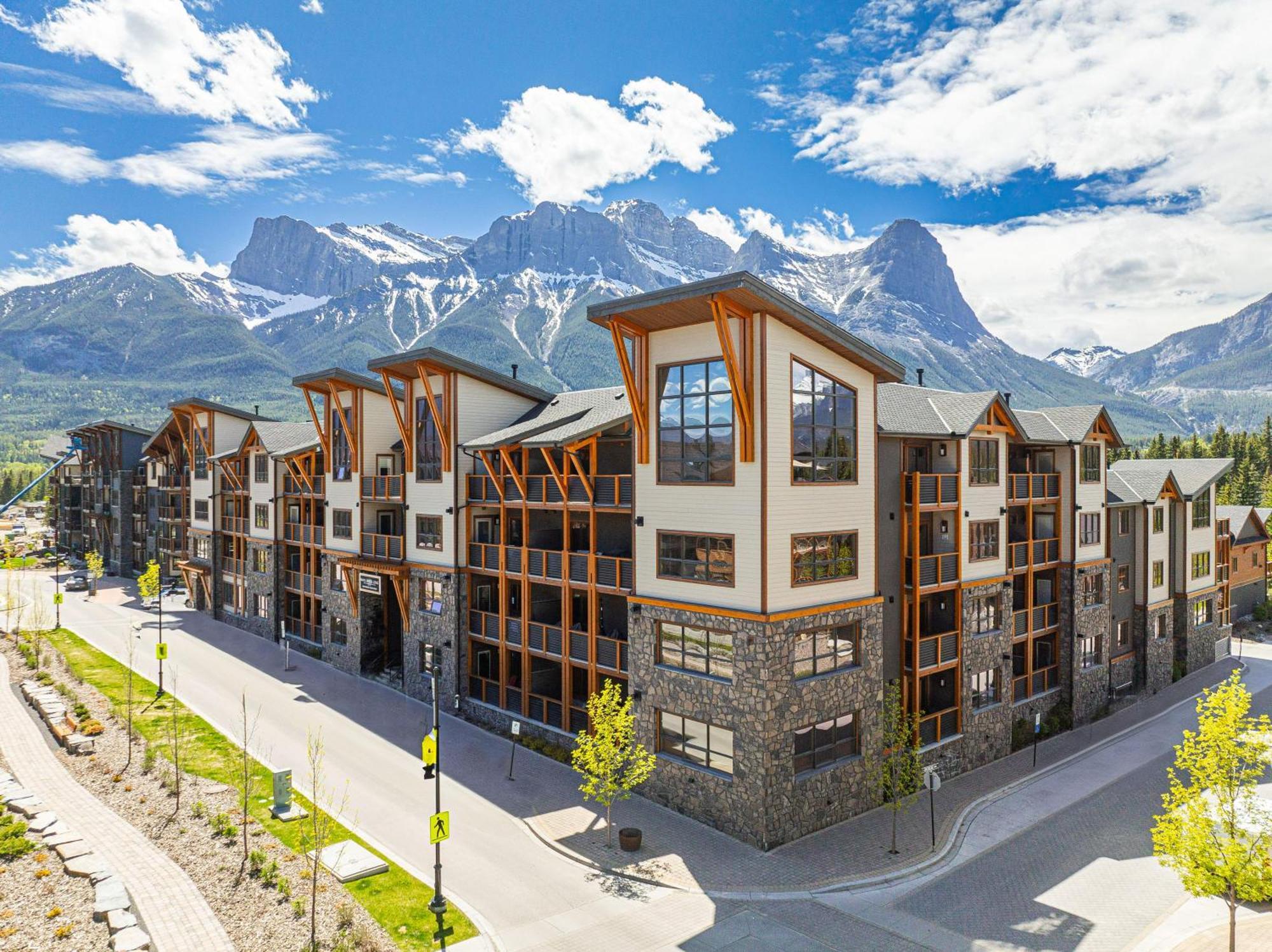 Spring Creek Luxury King One Bedroom At White Spruce Lodge Канмор Екстериор снимка